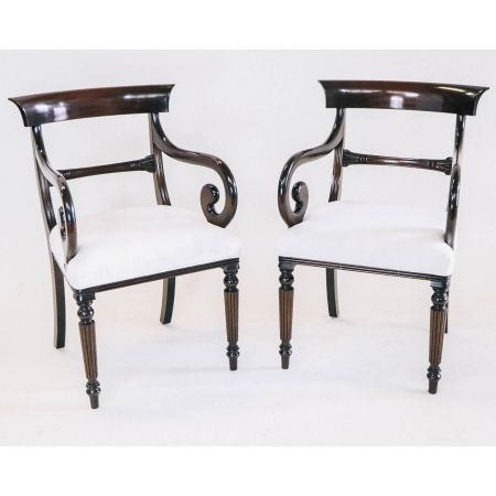 Ein Paar viktorianische Armlehnstühle / armchair aus Mahagoni mit scroll arms