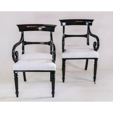 Ein Paar viktorianische Armlehnstühle / armchair aus Mahagoni mit scroll arms