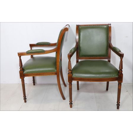 Einzelner englischer Stuhl mit Armlehnen, grünes Leder