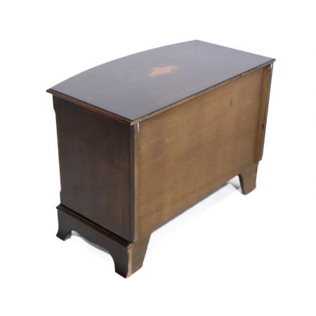 Englische Bowfront Kommode mit feiner Intarsie und ausziehbarer Ablagefläche, in Mahagoni