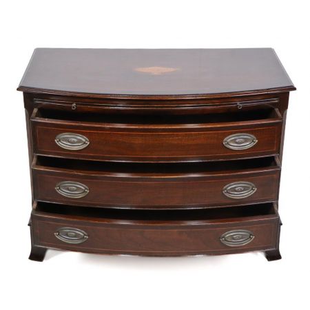Englische Bowfront Kommode mit feiner Intarsie und ausziehbarer Ablagefläche, in Mahagoni