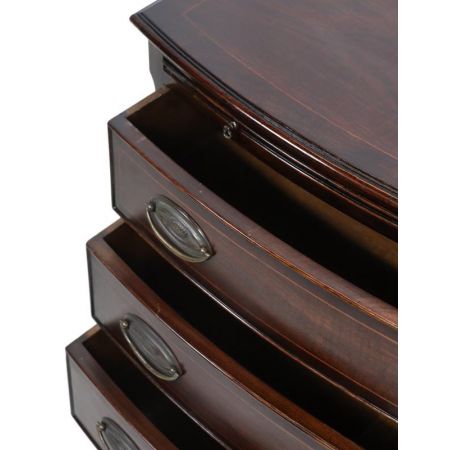 Englische Bowfront Kommode mit feiner Intarsie und ausziehbarer Ablagefläche, in Mahagoni