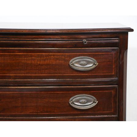 Englische Bowfront Kommode mit feiner Intarsie und ausziehbarer Ablagefläche, in Mahagoni