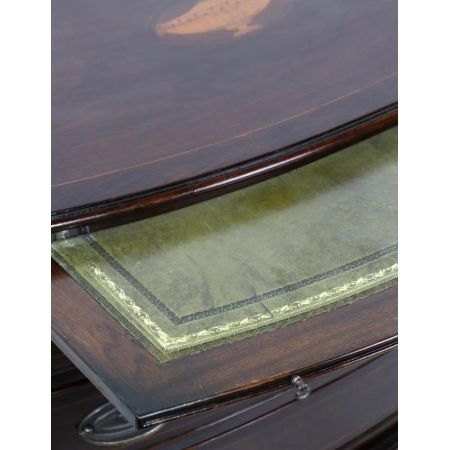 Englische Bowfront Kommode mit feiner Intarsie und ausziehbarer Ablagefläche, in Mahagoni