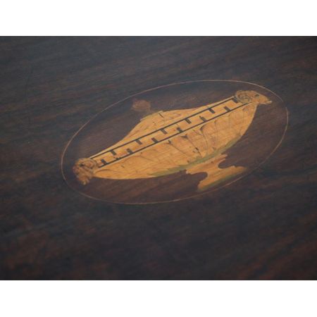 Englische Bowfront Kommode mit feiner Intarsie und ausziehbarer Ablagefläche, in Mahagoni