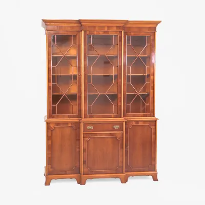 Heldense Exclusive Breakfront Bookcase aus Eibe Vitrinenschrank Regency Stil