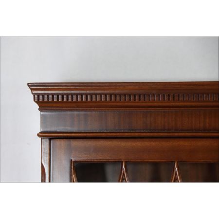 Englischer Bücherschrank im gotischen Stil, zweitürig, in Mahagoni