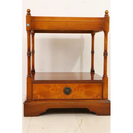 Englischer Lamp Table / Lampentisch in Eibe, tolle Patina