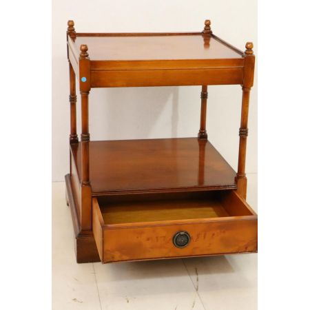 Englischer Lamp Table / Lampentisch in Eibe, tolle Patina