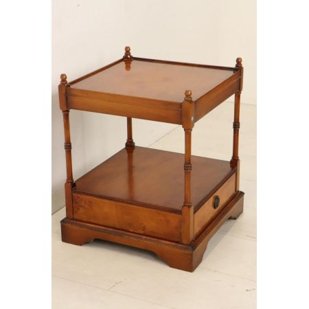 Englischer Lamp Table / Lampentisch in Eibe, tolle Patina