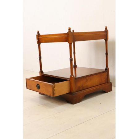 Englischer Lamp Table / Lampentisch in Eibe, tolle Patina