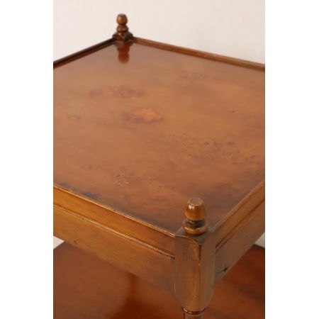 Englischer Lamp Table / Lampentisch in Eibe, tolle Patina