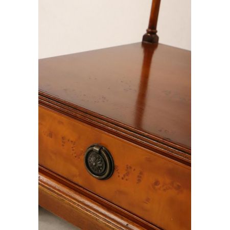 Englischer Lamp Table / Lampentisch in Eibe, tolle Patina