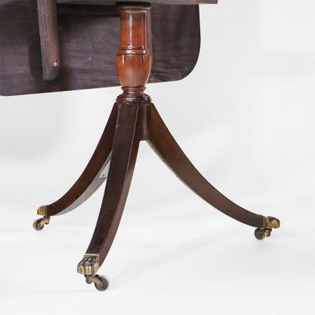 Antiker Esstisch aus Mahagoni