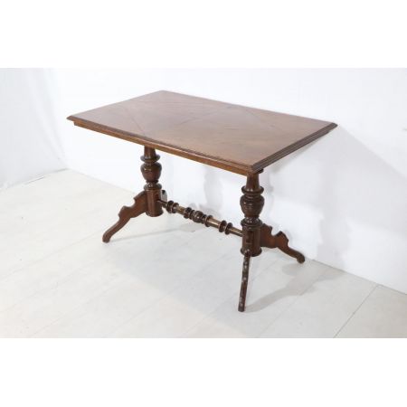 Feiner Beistelltisch mit eleganten Drechselarbeiten