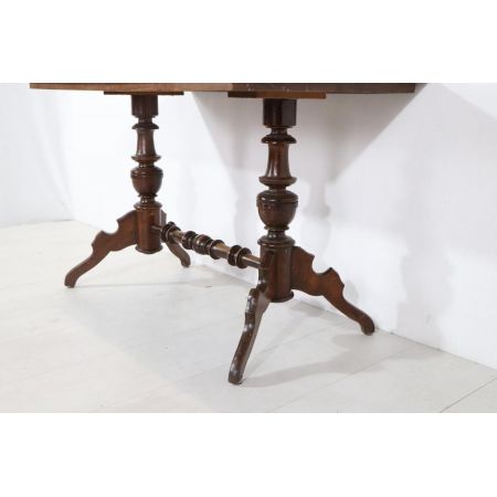 Feiner Beistelltisch mit eleganten Drechselarbeiten