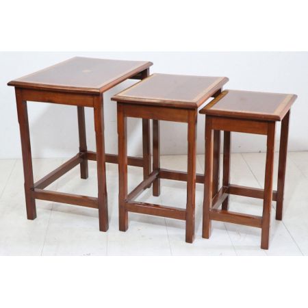 Feines englisches Nest of Tables in Mahagoni mit feinen Intarsien