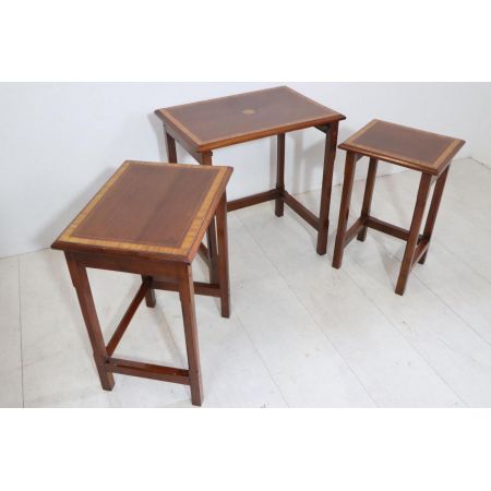 Feines englisches Nest of Tables in Mahagoni mit feinen Intarsien