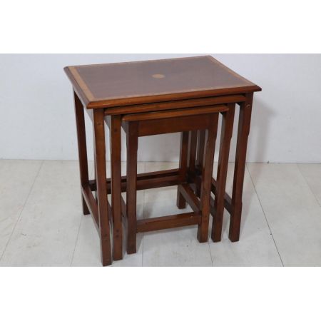 Feines englisches Nest of Tables in Mahagoni mit feinen Intarsien