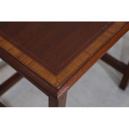Feines englisches Nest of Tables in Mahagoni mit feinen Intarsien