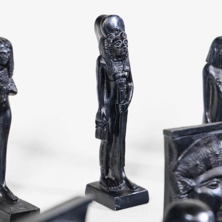 Set aus 21 ägyptischen Miniaturfiguren – Antike Reproduktionen ägyptischer Götter und Büsten