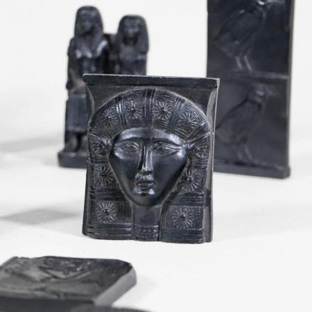 Set aus 21 ägyptischen Miniaturfiguren – Antike Reproduktionen ägyptischer Götter und Büsten