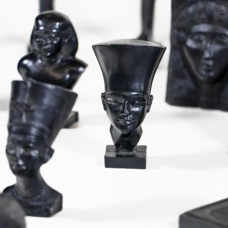 Set aus 21 ägyptischen Miniaturfiguren – Antike Reproduktionen ägyptischer Götter und Büsten