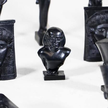 Set aus 21 ägyptischen Miniaturfiguren – Antike Reproduktionen ägyptischer Götter und Büsten