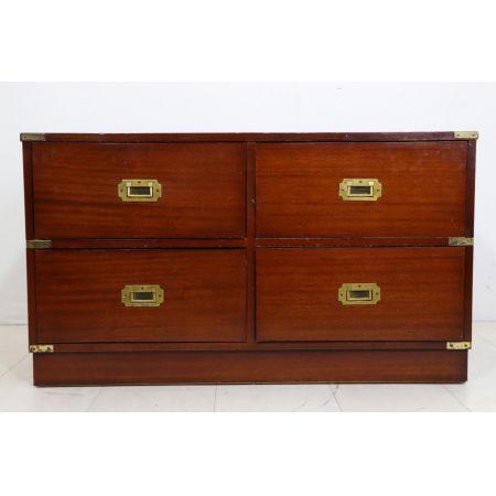 Flache englische Kommode im Campaign Stil, in Mahagoni