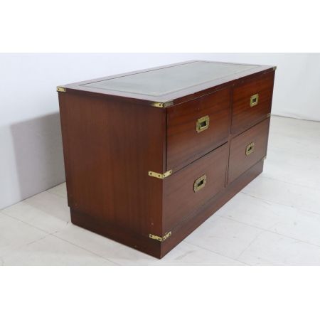 Flache englische Kommode im Campaign Stil, in Mahagoni
