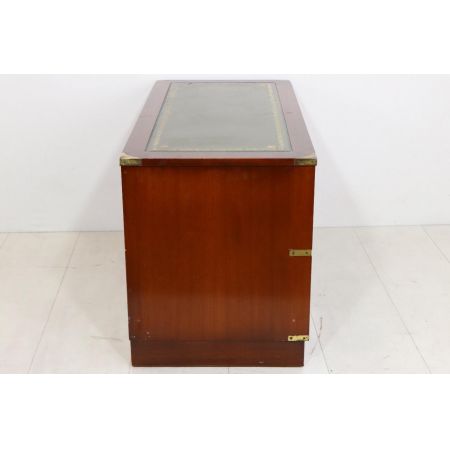 Flache englische Kommode im Campaign Stil, in Mahagoni