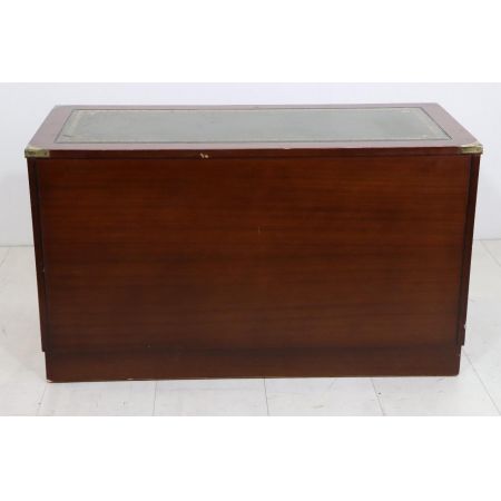 Flache englische Kommode im Campaign Stil, in Mahagoni