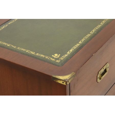 Flache englische Kommode im Campaign Stil, in Mahagoni