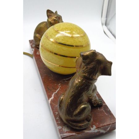 Französische Art déco Dekoleuchte mit Hunde- und Katzenfigur