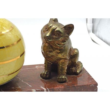 Französische Art déco Dekoleuchte mit Hunde- und Katzenfigur