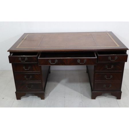 Freistehender Schreibtisch aus England, in Mahagoni