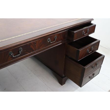 Freistehender Schreibtisch aus England, in Mahagoni