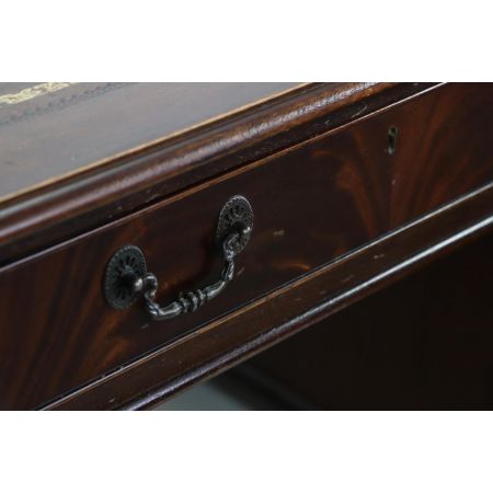 Freistehender Schreibtisch aus England, in Mahagoni