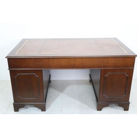 Freistehender Schreibtisch aus England, in Mahagoni