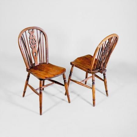 Georgianische antike Windsor-Stühle aus Eiche und Ulme, 18. Jahrhundert – Originale, britische Landhausstühle mit gedrehten Beinen und perforiertem Radmuster.