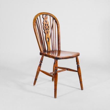 Georgianische antike Windsor-Stühle aus Eiche und Ulme, 18. Jahrhundert – Originale, britische Landhausstühle mit gedrehten Beinen und perforiertem Radmuster.