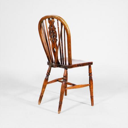 Georgianische antike Windsor-Stühle aus Eiche und Ulme, 18. Jahrhundert – Originale, britische Landhausstühle mit gedrehten Beinen und perforiertem Radmuster.