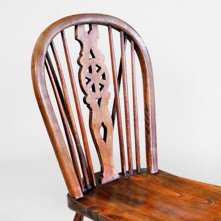 Georgianische antike Windsor-Stühle aus Eiche und Ulme, 18. Jahrhundert – Originale, britische Landhausstühle mit gedrehten Beinen und perforiertem Radmuster.