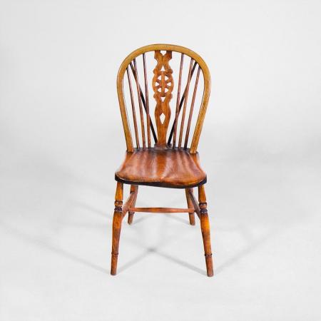 Georgianische antike Windsor-Stühle aus Eiche und Ulme, 18. Jahrhundert – Originale, britische Landhausstühle mit gedrehten Beinen und perforiertem Radmuster.