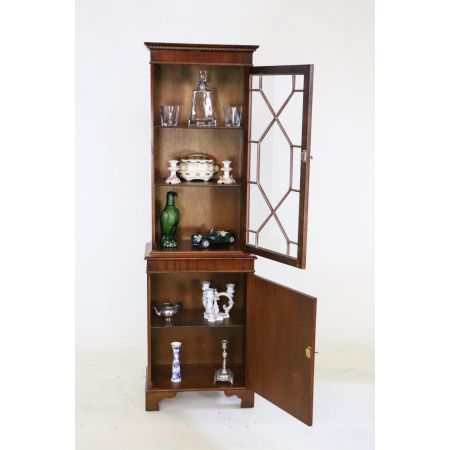 Exklusiver Vitrinenschrank mit Regency Verglasung und bestehend aus einzigartigem Flammenmahagoni