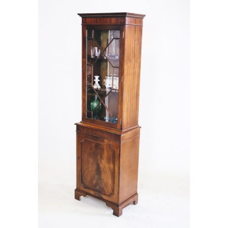 Exklusiver Vitrinenschrank mit Regency Verglasung und bestehend aus einzigartigem Flammenmahagoni