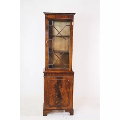 Exklusiver Vitrinenschrank mit Regency Verglasung und bestehend aus einzigartigem Flammenmahagoni