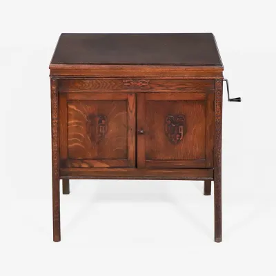 Antikes Grammophon im originalen Grammophonschrank – dekoratives Musikmöbel aus Holz