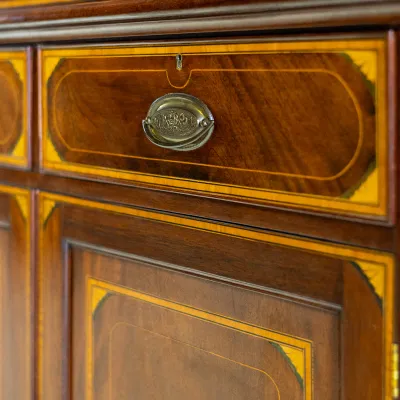Großer englischer Bücherschrank