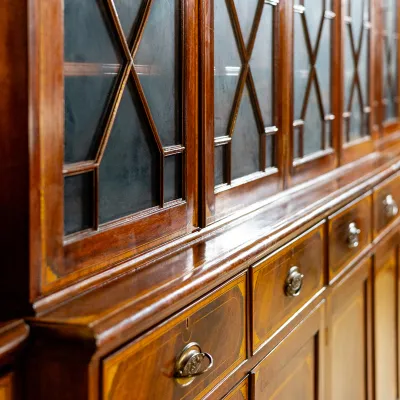 Großer englischer Bücherschrank